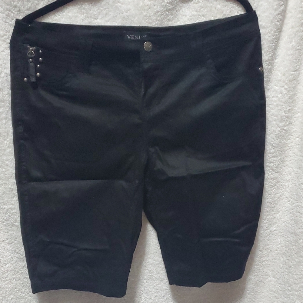 VENUS Black Cargo Shorts Modern Casual Design